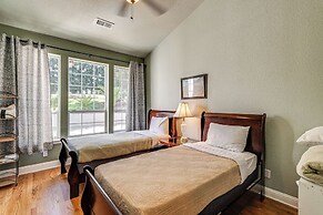 Luxe Vineyard Villa w/ Views & Fire Pit in Loomis!