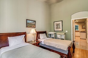 Luxe Vineyard Villa w/ Views & Fire Pit in Loomis!