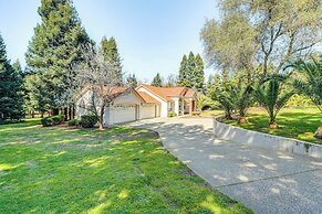 Luxe Vineyard Villa w/ Views & Fire Pit in Loomis!