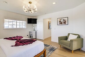 5 Mi to Jtnp: Colorful Home w/ Outdoor Oasis!