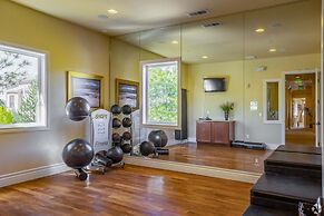 New Elegant 1BR Retreat Heated Pool Gym Sauna