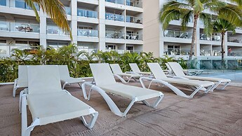 Stunning Beachfront Condo Sea Views Pools