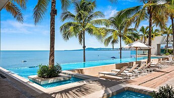 Stunning Beachfront Condo Sea Views Pools