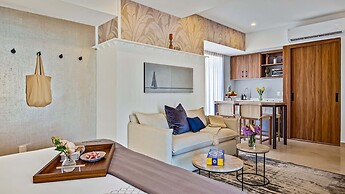 Stunning Beachfront Condo Sea Views Pools