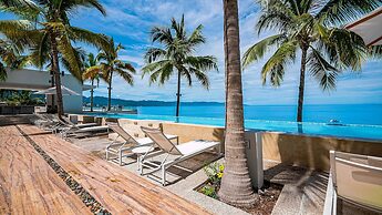 Stunning Beachfront Condo Sea Views Pools