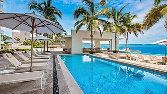 Stunning Beachfront Condo Sea Views Pools