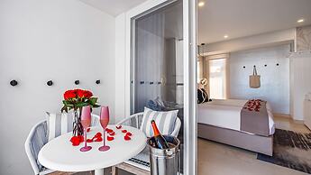 Stunning Beachfront Condo Sea Views Pools