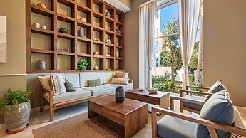 Stunning Beachfront Condo Sea Views Pools