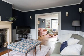 Country Retreat - Sleeps 14 - Large Garden