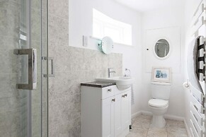 Country Retreat - Sleeps 14 - Large Garden