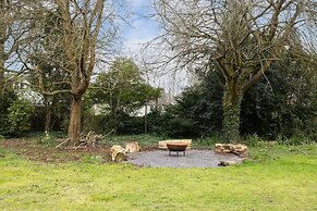 Country Retreat - Sleeps 14 - Large Garden