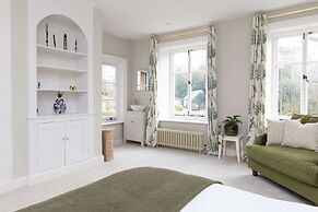 Country Retreat - Sleeps 14 - Large Garden