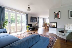 Country Retreat - Sleeps 14 - Large Garden