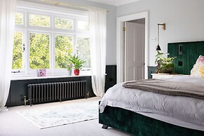 Country Retreat - Sleeps 14 - Large Garden