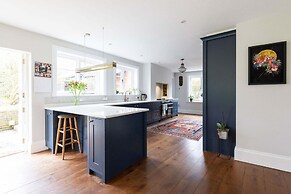 Country Retreat - Sleeps 14 - Large Garden