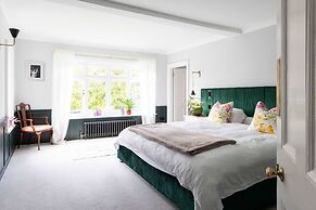 Country Retreat - Sleeps 14 - Large Garden