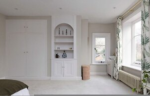 Country Retreat - Sleeps 14 - Large Garden