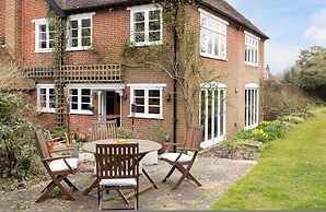 Country Retreat - Sleeps 14 - Large Garden