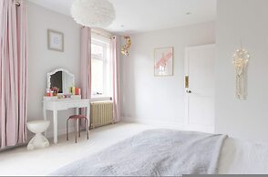 Country Retreat - Sleeps 14 - Large Garden