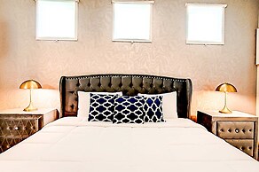 15976 Spacious Charming Family Getaway