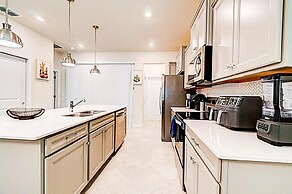 15976 Spacious Charming Family Getaway