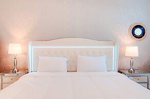 15976 Spacious Charming Family Getaway