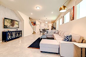 15976 Spacious Charming Family Getaway