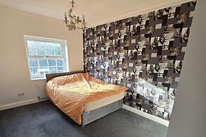 Spacious Central Home - Sleeps 7, Garden & Parking