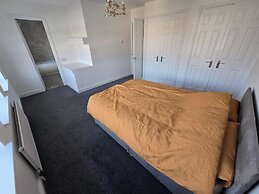 Spacious Central Home - Sleeps 7, Garden & Parking