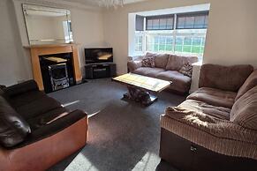 Spacious Central Home - Sleeps 7, Garden & Parking