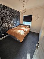 Spacious Central Home - Sleeps 7, Garden & Parking