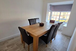 Spacious Central Home - Sleeps 7, Garden & Parking