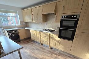 Spacious Central Home - Sleeps 7, Garden & Parking