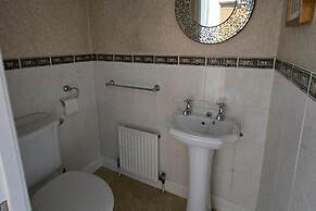 Spacious Central Home - Sleeps 7, Garden & Parking