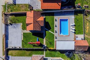 Timber Cottage With Pool