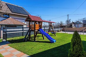 Timber Cottage With Pool