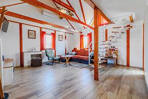 Timber Cottage With Pool