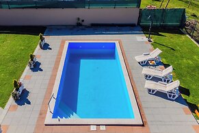 Timber Cottage With Pool
