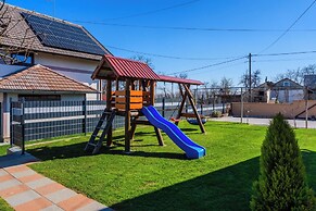 Timber Cottage With Pool