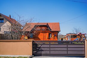 Timber Cottage With Pool