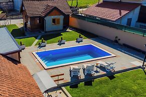 Timber Cottage With Pool