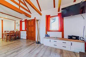 Timber Cottage With Pool