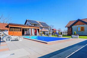 Timber Cottage With Pool