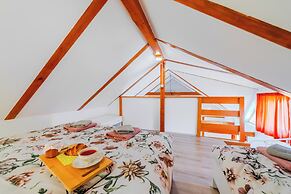 Timber Cottage With Pool