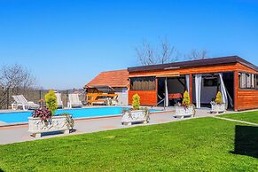 Timber Cottage With Pool