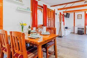 Timber Cottage With Pool