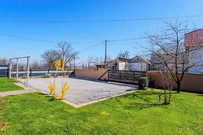 Timber Cottage With Pool