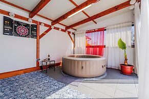 Timber Cottage With Pool