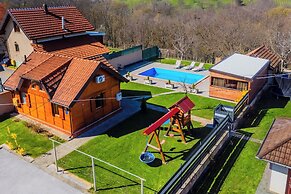 Timber Cottage With Pool