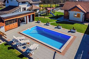Timber Cottage With Pool